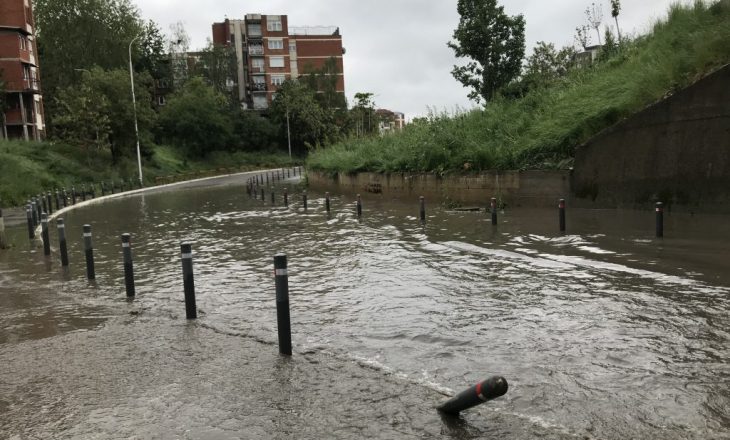 Pellgu që po krijohet nga shiu në Dardani të Prishtinës – qytetarët kërkojnë zgjidhje nga komuna