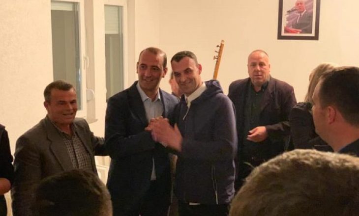 Daut Haradinaj thotë se një fshat i tërë i është bashkuar AAK-së