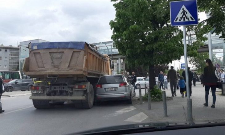 Kamioni tërheq zvarrë veturën për disa metra në Prishtinë