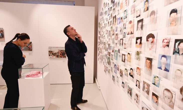 Veseli viziton ekspozitën për 1.024 fëmijët e vrarë gjatë luftës: Do të ketë drejtësi