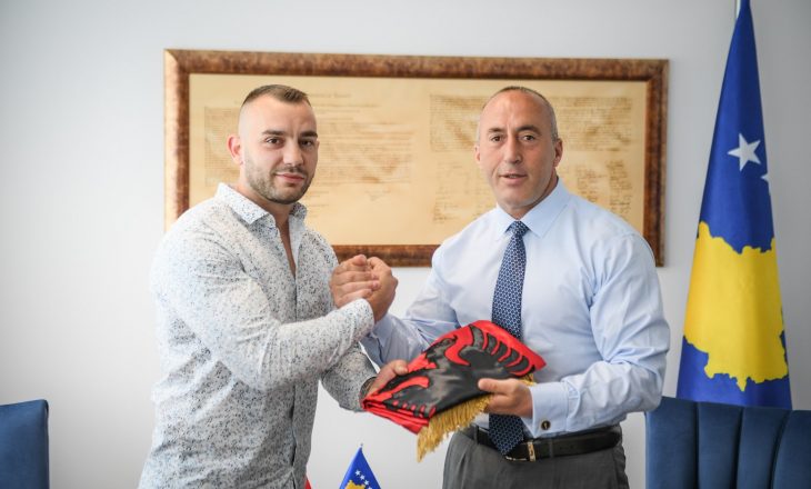 Haradinaj takon Mazrekajn, boksierin që do të përballet me djalin e Arkanit