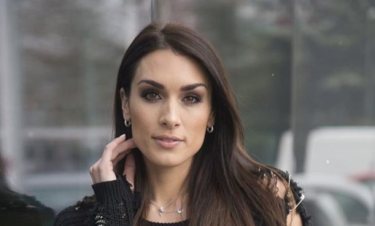 Modelja serbe ndihmon nënën shqiptare, i jep shumë të madhe të parave
