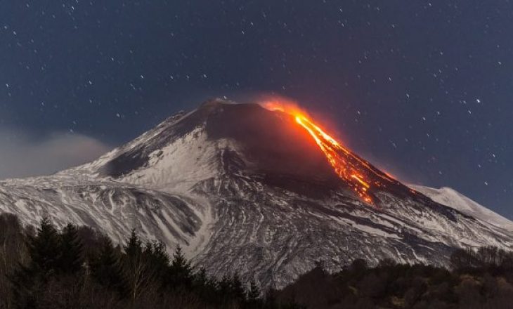 Pamje nga shpërthimi i vullkanit sot në Itali