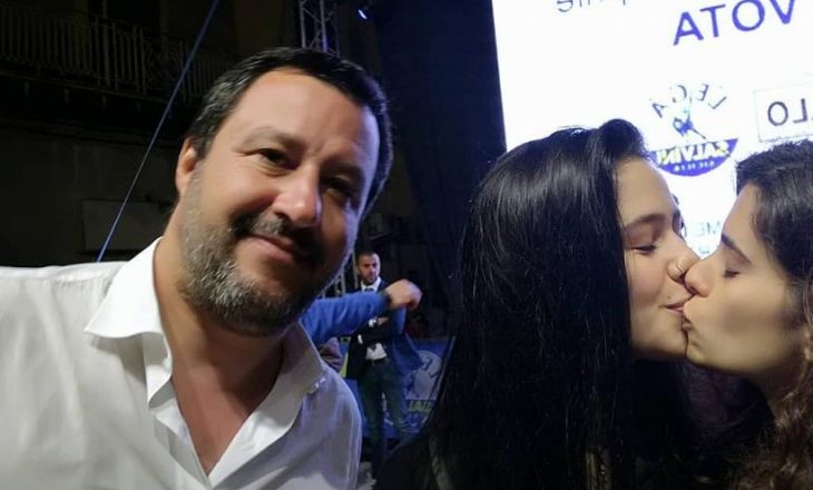 Dy vajza italiane provokojnë ministrin e brendshëm Italian Salvini.