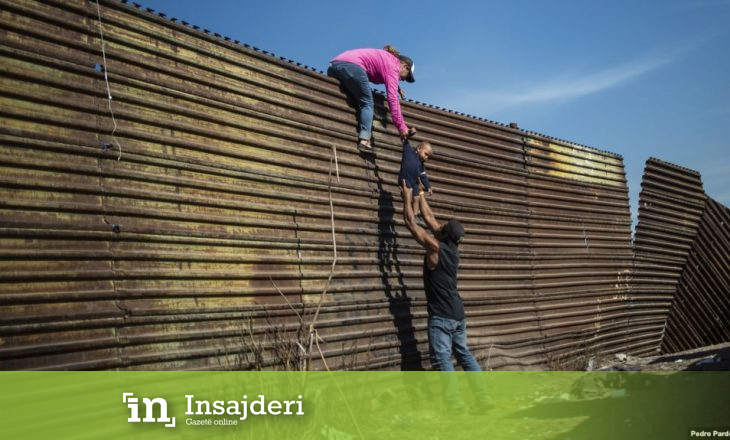 Vdes migranti i pestë në kufirin SHBA-Meksikë