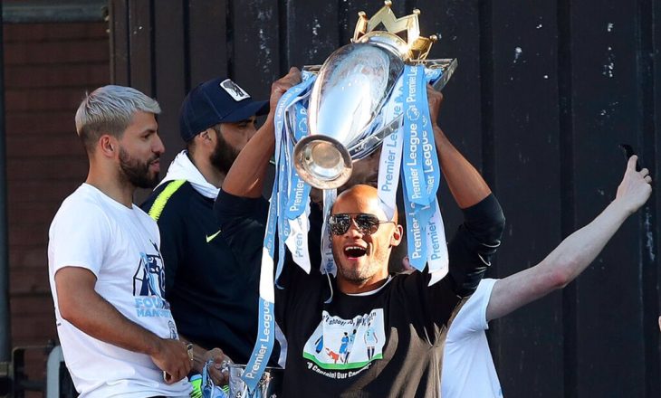 Futbollistët e Cityt e thyejnë trofeun e Premierligës gjatë festimeve
