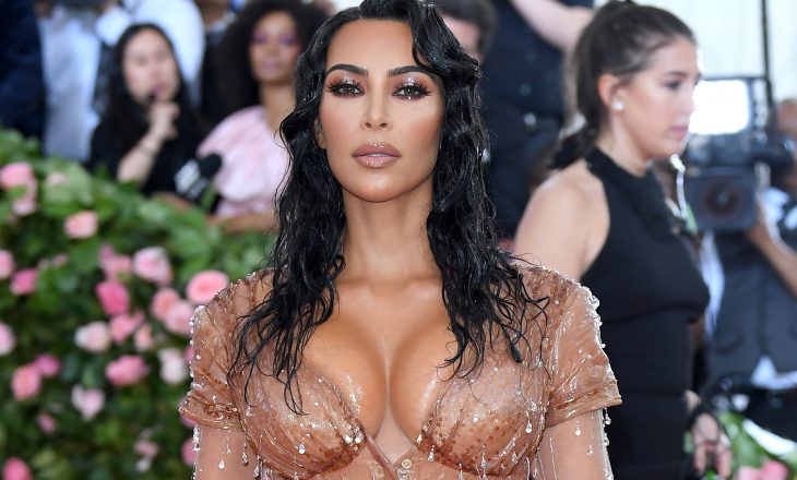 Kim Kardashian kritikohet nga fansat për dekorimet e Krishtlindjes, shikoni në çka ngjasojnë