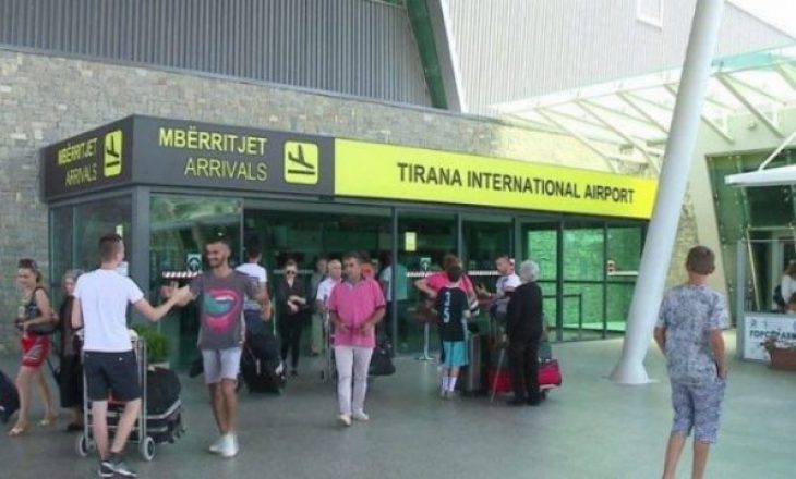 Plaçkitet studenti në aeroportin e Rinasit