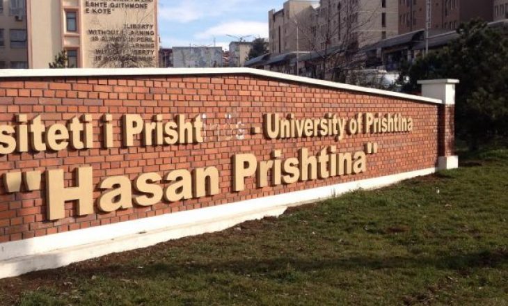 Dëmtohen ulëset e vendosura në hapsirën e Universitetit të Prishtinës