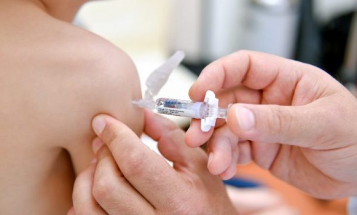 Fillon vaksinimi anti-COVID për personelin shëndetësor në 4 qytete të Kosovës