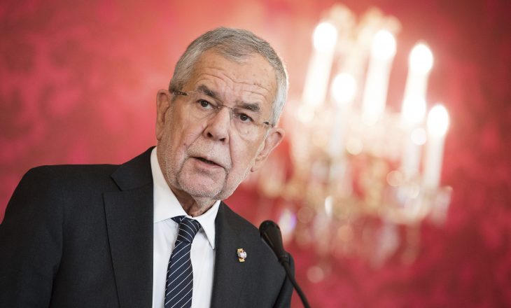 Presidenti austriak deklarohet pas rrëzimit të qeverisë, lavdëron mediat për zbulimin e skandalit