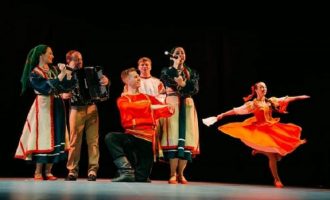 Ansambli rus befason Korçën, performon këngë e valle shqiptare