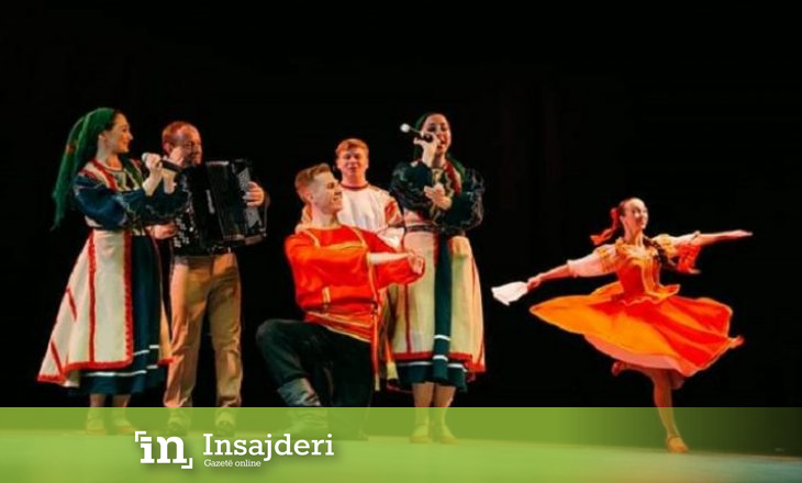 Ansambli rus befason Korçën, performon këngë e valle shqiptare