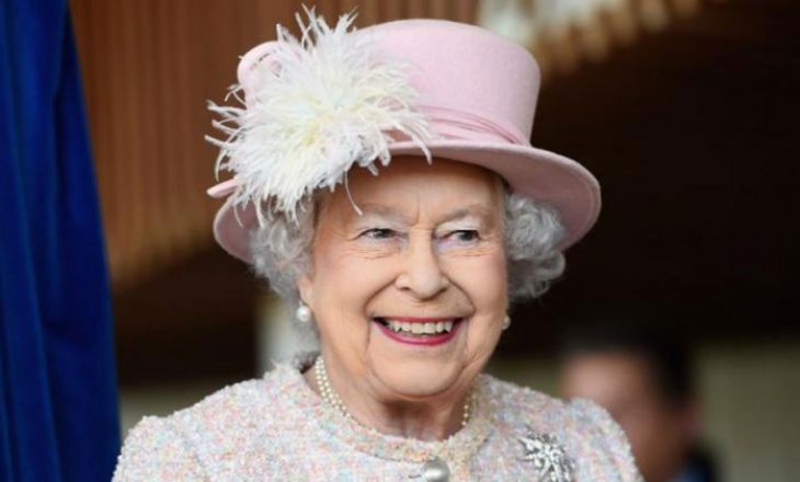 Mbretëresha Elizabeth II kërkon menaxher të rrjeteve sociale