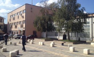 Procedurat mbajnë peng pagat e aktorëve të Teatrit të Prizrenit