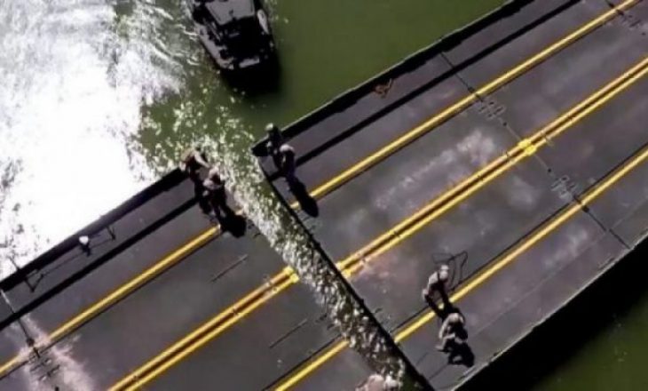 Ushtarët amerikanë në pak minuta ndërtojnë një urë mbi lumë