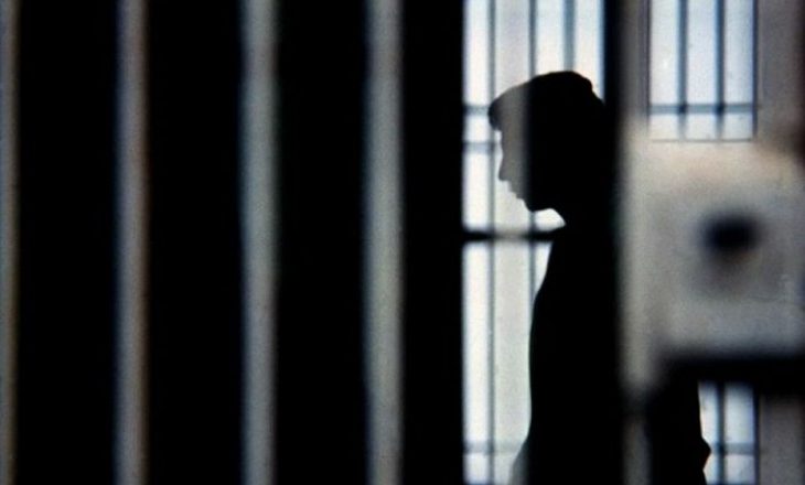 I burgosuri që vdiq në QKUK ishte i dënuar me 6 vite burg për dhunim seksual