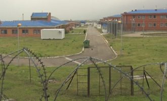 Gruaja tenton t’i dërgojë marihuanë bashkëshortit në burg – policia e arreston