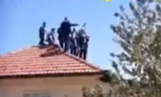 Dasmë si kjo nuk shihni shpesh në Kosovë, dasmorë edhe mbi kulmet e shtëpisë