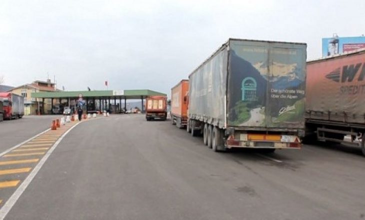 Kamionët nga Kosova lejohen të hynë në Serbi