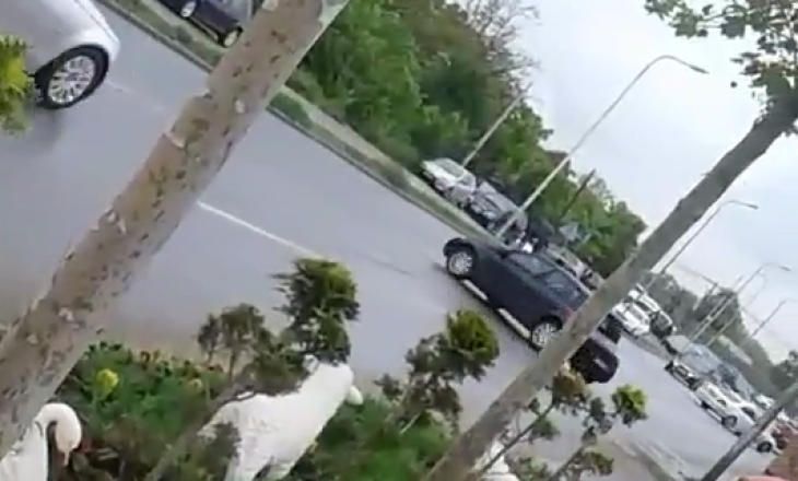 Maturantët e “Don Boskos” bëjnë ‘drift’ me vetura në mes të rrugës, për pak sa nuk shkaktojnë aksident
