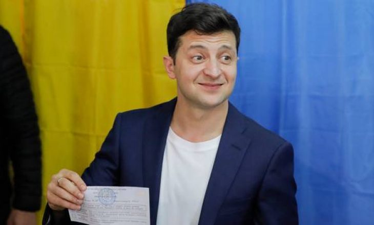 Komediani Zelensky inaugurohet si president i Ukrainës