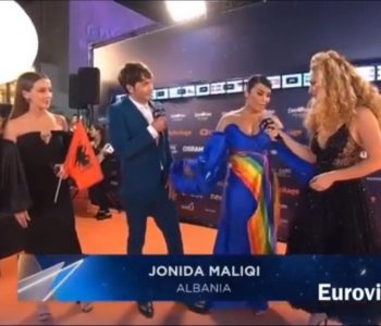 Jonida Maliqi prezantohet në Eurovizion, fustani saj me ngjyra të LGBTI-së