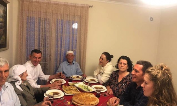 Gullash me pire – Kadri Veseli publikon një foto nga iftari me prindërit e tij