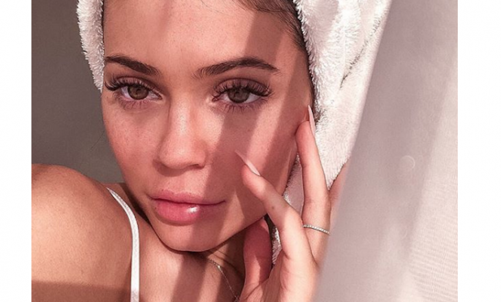 Fansat sulmojnë Kylie Jenner për linjën e re të kujdesit për lëkurën: Do të na shkatërrosh fytyrën