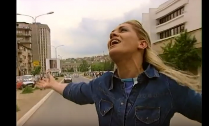 “Rrugëve të këtij qyteti, unë e pata dashurinë, fshehtësinë e di, Prishtina…” (VIDEO)