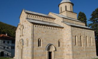 Historianët e Deçanit: Të mos zbatohet vendimi i Kushtetueses për Manastirin e Deçanit