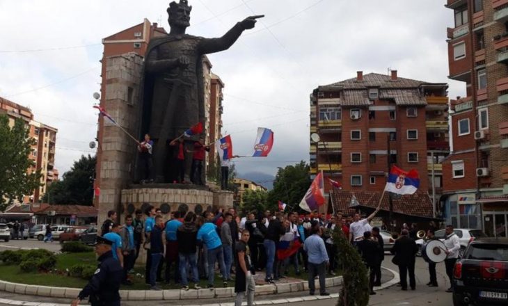 Këngë anti-shqiptare, flamuj serbë e rusë – Kështu festojnë maturantët në Mitrovicën Veriore