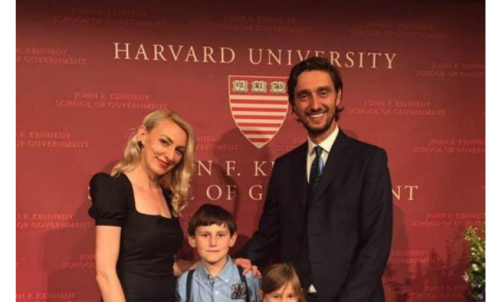 Ministri Ismaili me një foto familjare kujton diplomimin në Universitetin e Harvardit