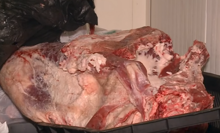 Fabrikë ilegale e mishit: Prodhohej sallam në kushte të rrezikshme