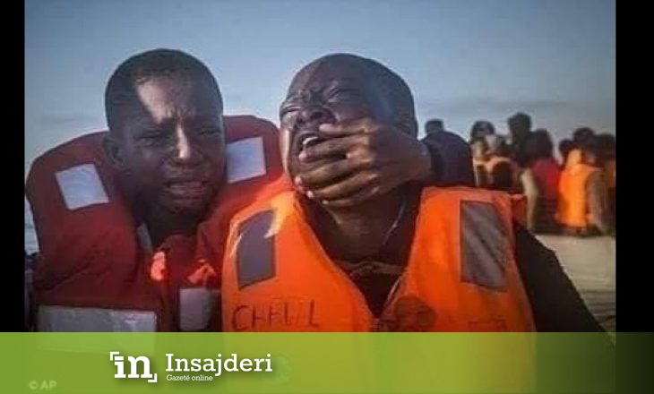 Fotoja që po përlot botën – Dy vëllezërve nigerianë u mbytet nëna para syve