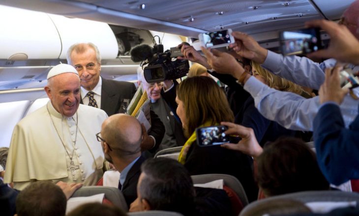 Papa thirrje gazetarëve: T’i japim fund përhapjes së lajmeve të rreme
