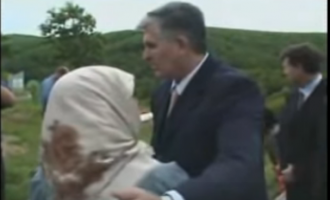 Vdes plaka që u bë e njohur në videon me Bajram Rexhepin – nëna e një dëshmori dhe një martiri   