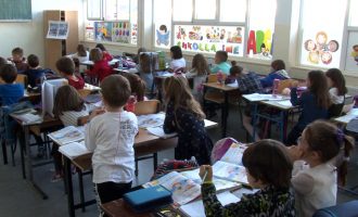 Mbi 4 mijë persona të infektuar në shkolla që nga shtatori