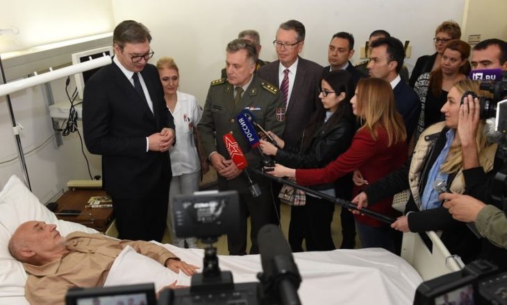 Vuçiq e viziton në spital rusin që Haradinaj e shpalli person ‘Non Grata’ në Kosovë