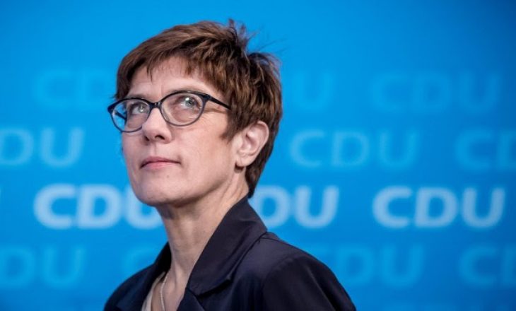 AKK: Nuk e zëvendësoj Merkelin para 2021-it