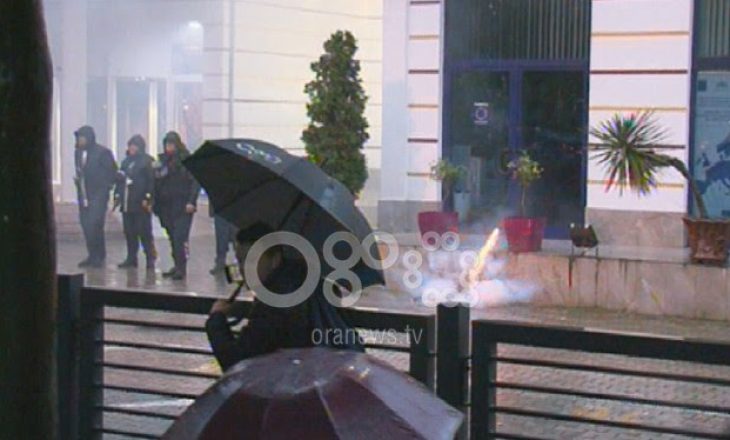 Eskalon protesta në Tiranë – Një polic i plagosur