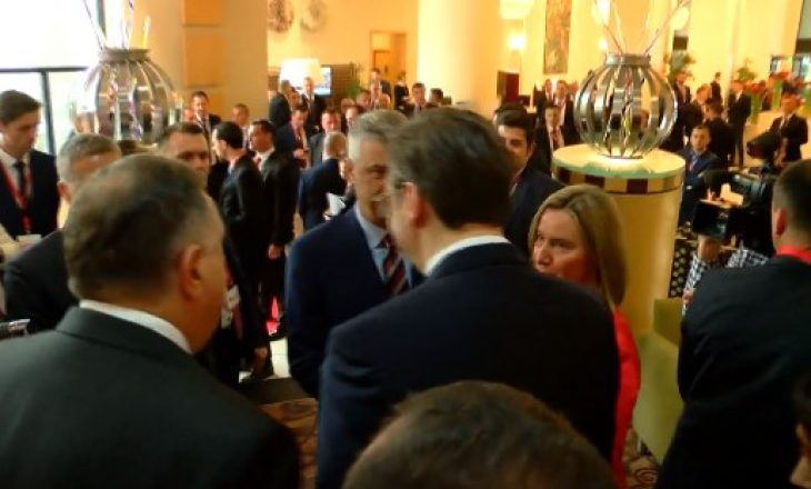 Momenti kur Thaçi shtrëngon duart me Vuçiqin dhe injoron Dodikun