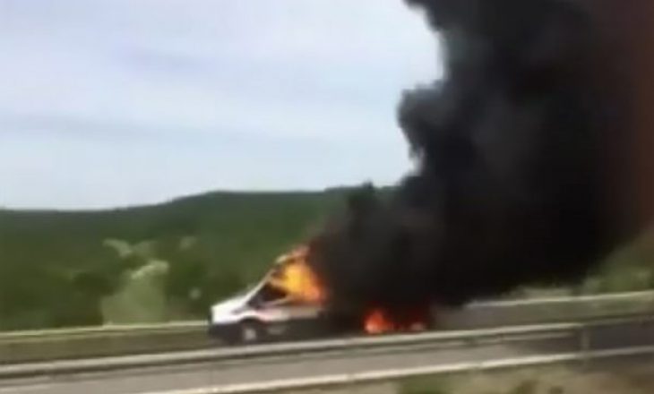 Foshnja tremuajshe digjet e gjallë brenda autoambulancës