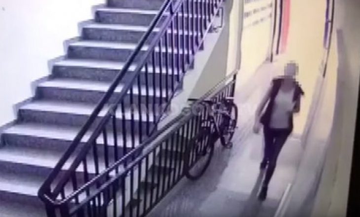 “Kam ardhë me marrë një gjilpërë”- Gruaja mashtron 10 vjeçarin dhe vjedhë ari në vlerë prej 6250 euro