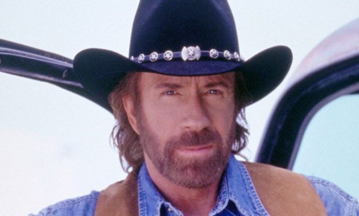Aktori shqiptar tallet me Chuck Norrisin