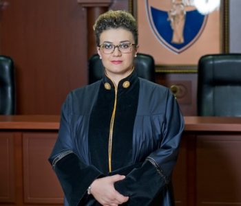 Historianët e Deçanit kërkojnë dorëheqjen e kryetares së Gjykatës Kushtetuese