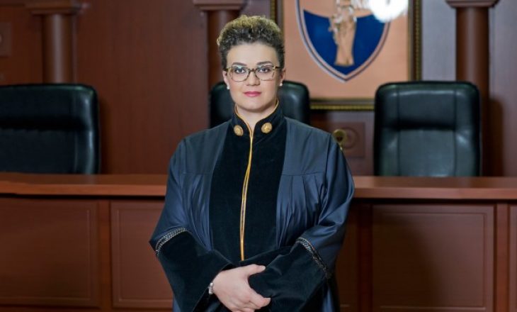 Historianët e Deçanit kërkojnë dorëheqjen e kryetares së Gjykatës Kushtetuese