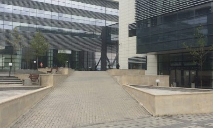 Dënim qesharak për biznezmenin që iu lënduan punëtorët në vendin e punës