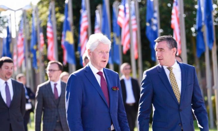 Kadri Veseli përcjell ish-presidentin Clinton në Aeroportin e Prishtinës