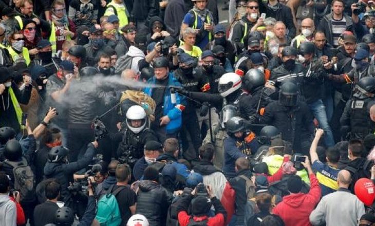 Temperaturat janë mbi 40 gradë – “Jelekverdhët” vazhdojnë protestat